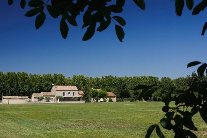 Vue du mas depuis la campagne